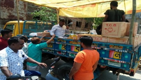 স্বল্পমূল্যে টিসিবির পণ্য কিনছেন সাধারণ জনগণ