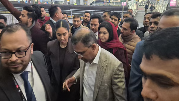 লন্ডন থেকে বিমানের নিয়মিত ফ্লাইটে স্ত্রী জুবাইদা রহমান ও কন্যা জাইমা রহমানকে নিয়ে দেশের পথে তারেক রহমান