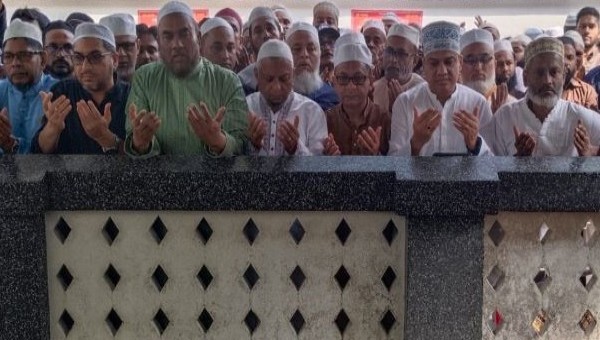 সিলেটে একসাথে হযরত শাহজালাল (রহ.) মাজার জিয়ারত করছেন দুই মন্ত্রী আরিফ-মুক্তাদির