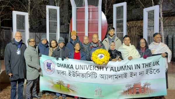 ঢাকা ইউনিভার্সিটি আ্যলামনাই ইন দ্য ইউকের আলতাব আলী পার্কস্থ শহীদ মিনারে পুষ্পস্তবক অর্পণের মাধ্যমে শ্রদ্ধা নিবেদন