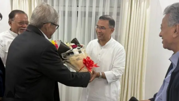 বিএনপি চেয়ারম্যান তারেক রহমানকে ফুল দিতে অভিনন্দন জানাচ্ছেন দলের মহাসচিব মির্জা ফখরুল ইসলাম আলমগীর