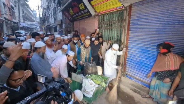 ঝাড়ু হাতে বিরোধীদলীয় নেতা শফিকুর রহমান