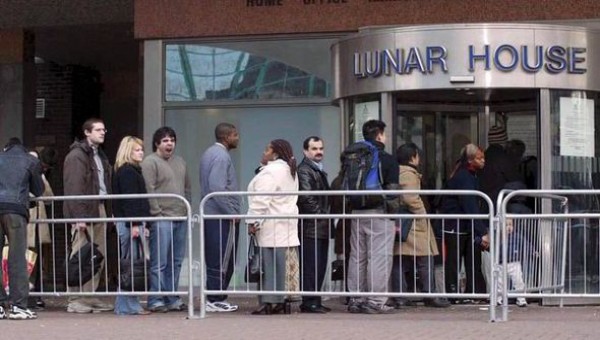 যুক্তরাজ্যে আশ্রয়প্রার্থীরা ক্রয়ডনের লোনার হাউসের সামনে লাইনে দাড়িয়ে আছেন সাক্ষাৎকার দেওয়ার জন্য।