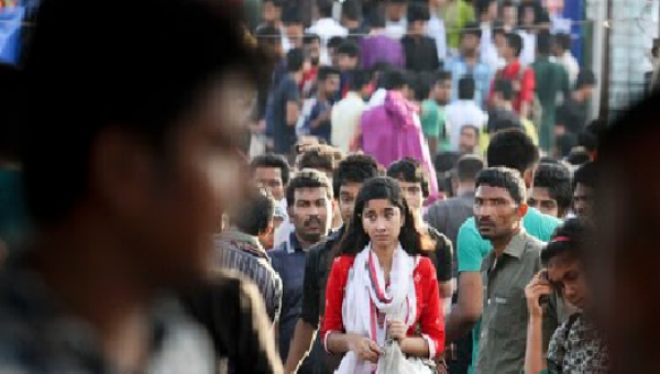 শপিংমলে ক্রেতাদের ভিড়