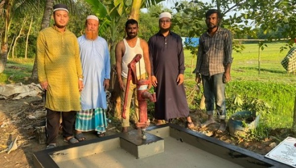 আর-রাহমান এডুকেশন ট্রাস্ট ইউকে&rsquo;র ৪৩তম টিউবওয়েল প্রদান