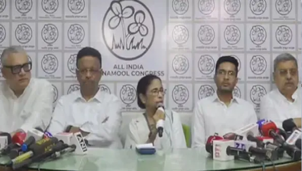 পশ্চিমবঙ্গের বিদায়ী মুখ্যমন্ত্রী মমতা বন্দ্যোপাধ্যায়