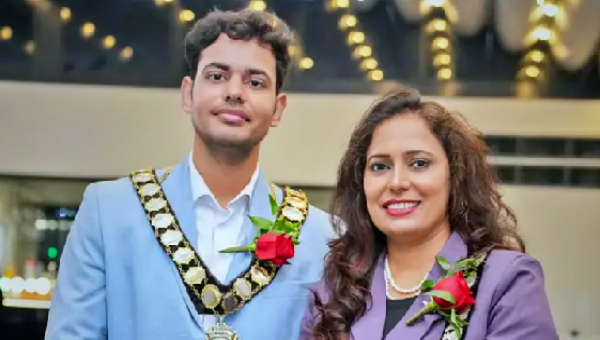 যুক্তরাজ্যে ভারতীয় বংশোদ্ভূত তুষার কুমার ও তার মা পারভীন রানী মেয়র নির্বাচিত