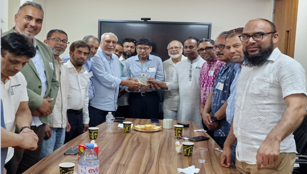 লন্ডনে এইডেড হাই স্কুলের গভর্নিং বডির চেয়ারম্যান বদরুজ্জামান সেলিমের সাথে প্রাক্তন ছাত্ররা