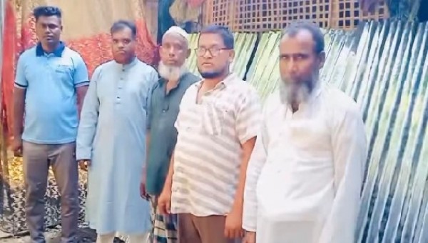 সিলেটে একটি অসহায় পরিবারকে টিন উপহার দিয়েছে আর-রাহমান এডুকেশন ট্রাস্টের ইউকে