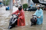 টানা বৃষ্টিতে ভাসছে ব্যাংকক